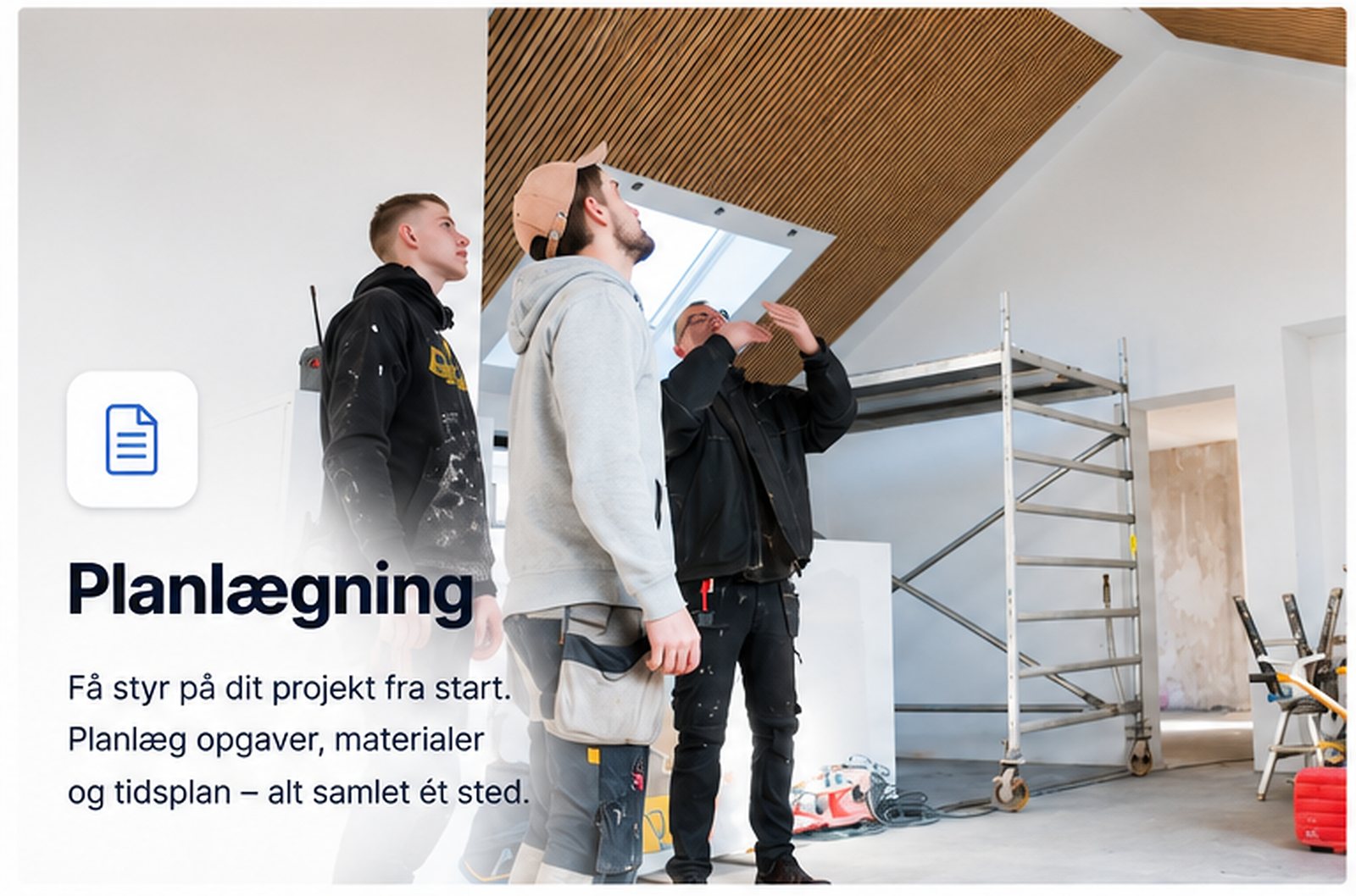 Håndværkere planlægger et byggeprojekt sammen på pladsen