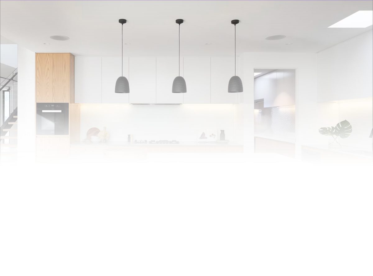Lyst minimalistisk køkken med ø og pendler – BYG SMART
